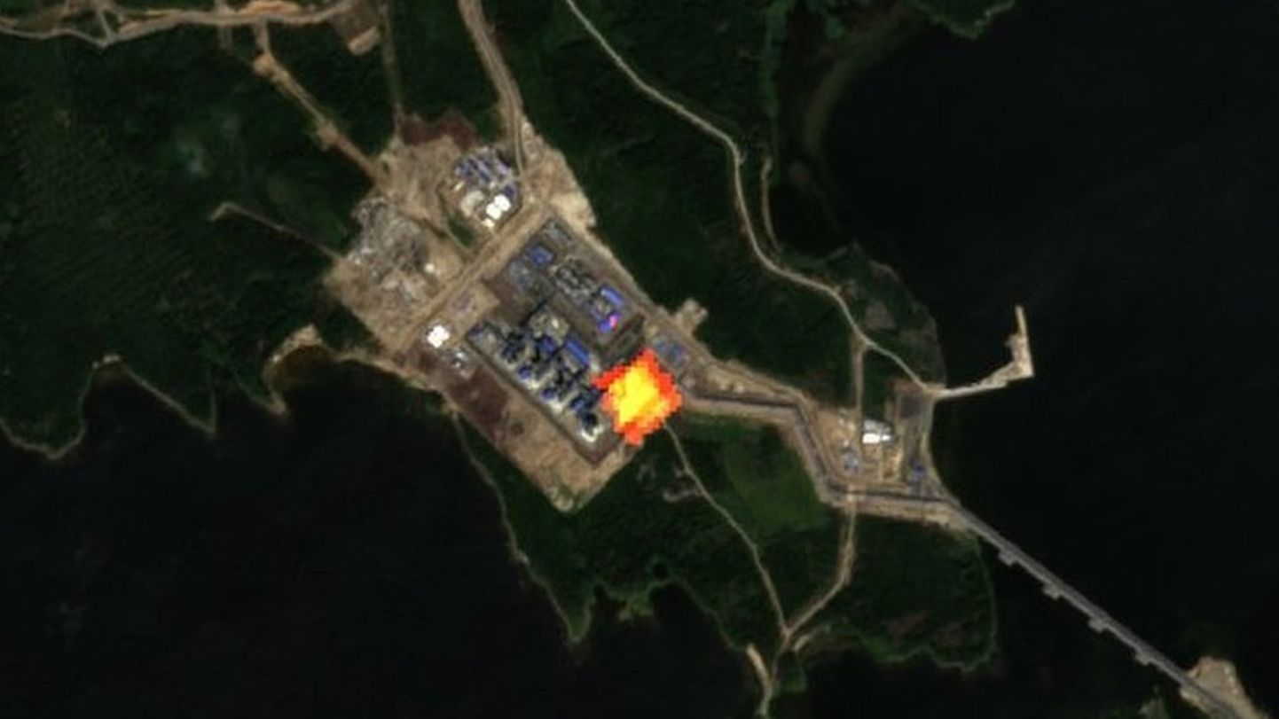 На спутниковом снимке в инфракрасном диапазоне видно излучение от сжигания газа на станции "Портовая"