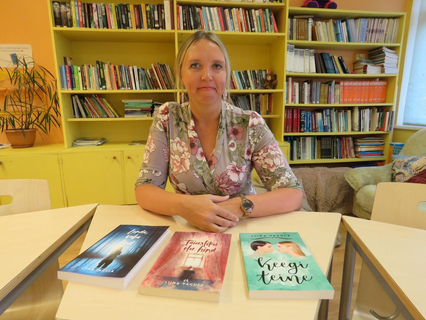 Tilsi põhikooli õpetaja ja noortekirjanik Liina Vagula, laual tema kirjutatud noorteromaanid.
