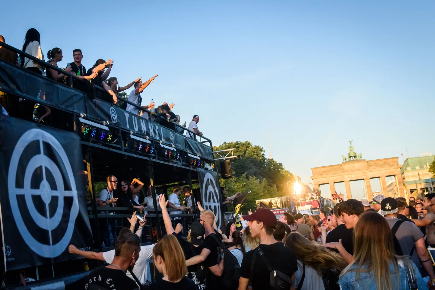 Love World Peace paraad Saksamaal 2019. aasta septembris, kus mängiti ka teknomuusikat.
