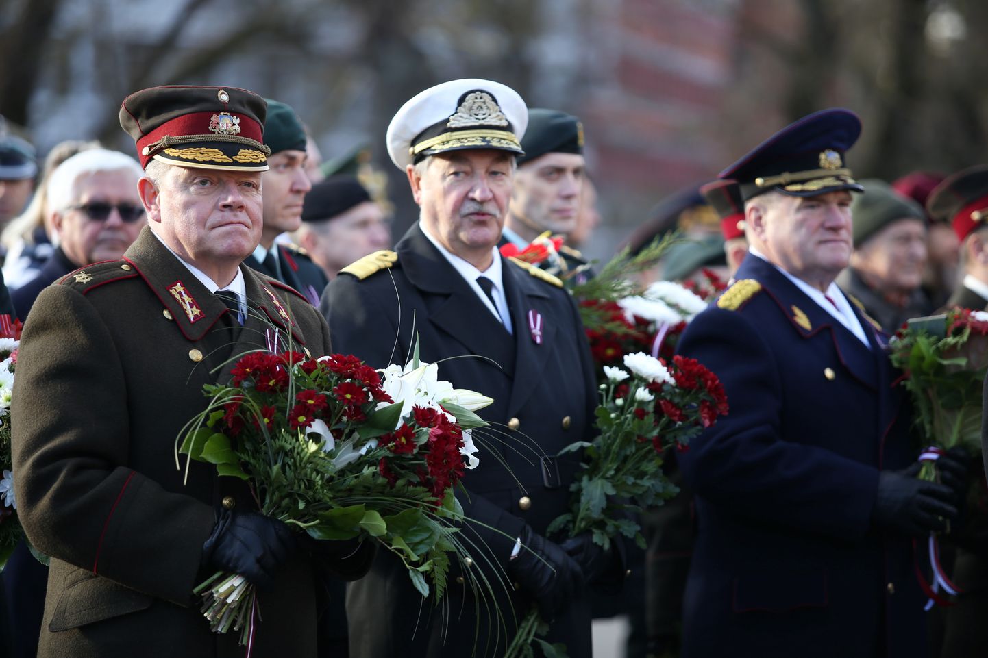 Bijušais Nacionālo bruņoto spēku komandieris ģenerālleitnants Raimonds Graube (no kreisās) piedalās svinīgajā ziedu nolikšanas ceremonijā pie Brīvības pieminekļa par godu Latvijas proklamēšanas 100. gadadienai.