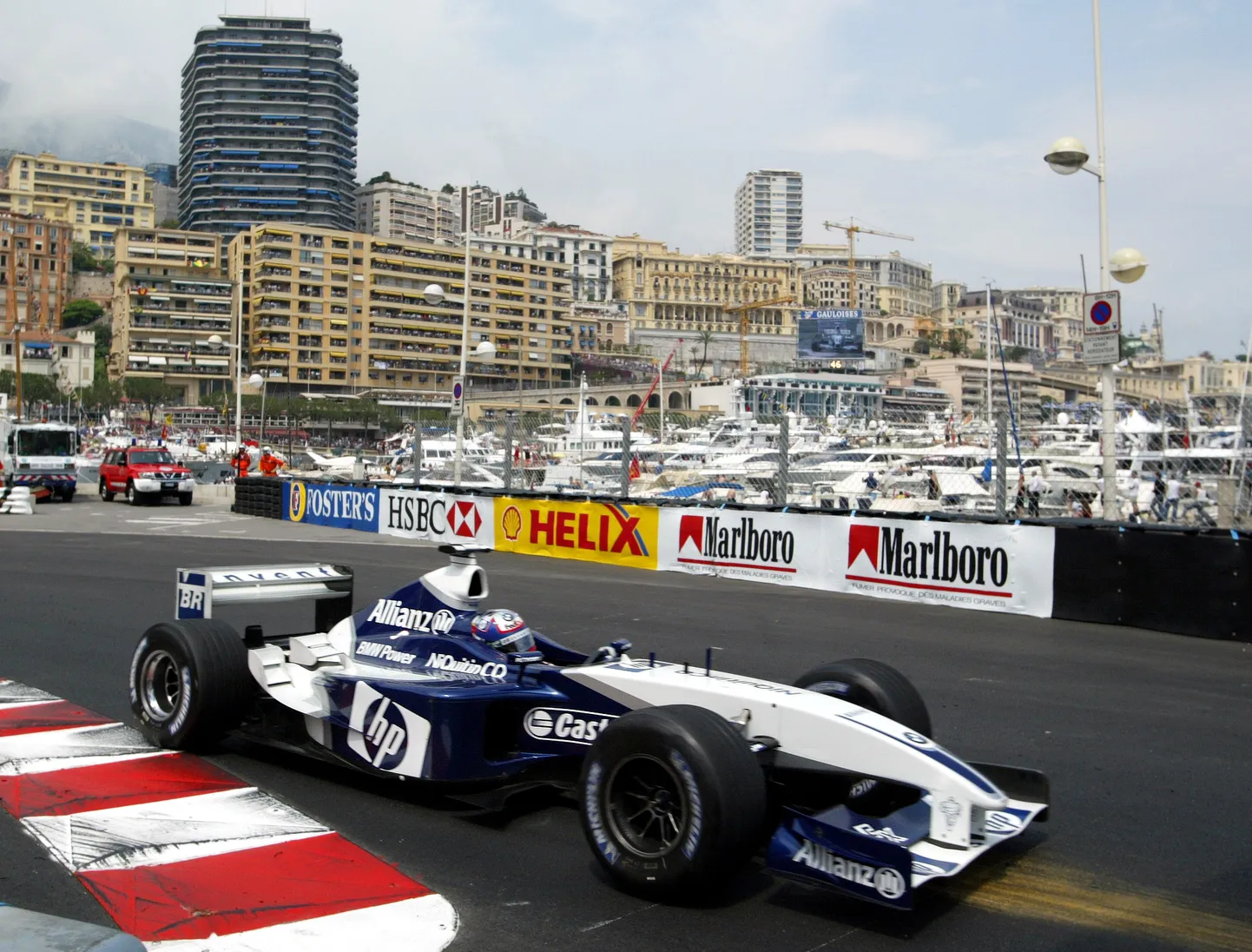 Sel pildil sõidab Juan Pablo Montoya Monaco ringrajal Williamsi vormeliga, mille päras andis jõudu BMW mootor.