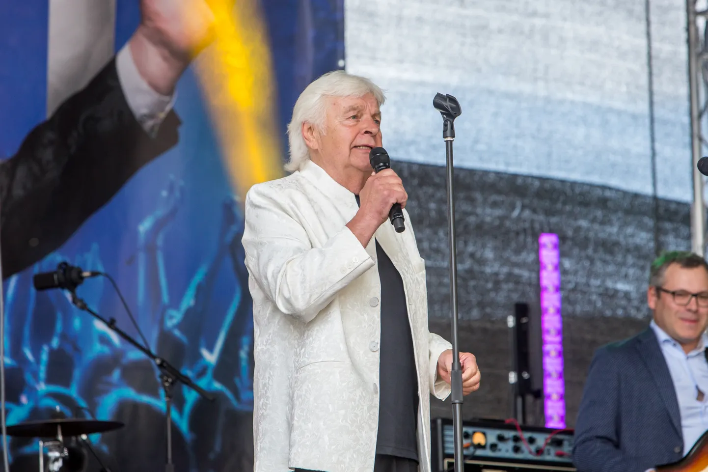 IVO LINNA oma 70. sünnipäeva kontserdil kodulinna Kuressaare lossihoovis.