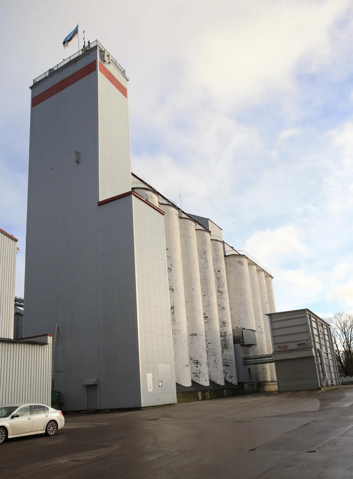 ASi Tartu Mill elevaator 2020. aastal, mil Komendandi ehitatud trepitorni asemele on ehitatud uus ning elevaatori teises otsas hiljem juurde ehitatud 12 viljasilo. Insener Komendandi viljasilod - viis tükki kolmes reas - keskel.