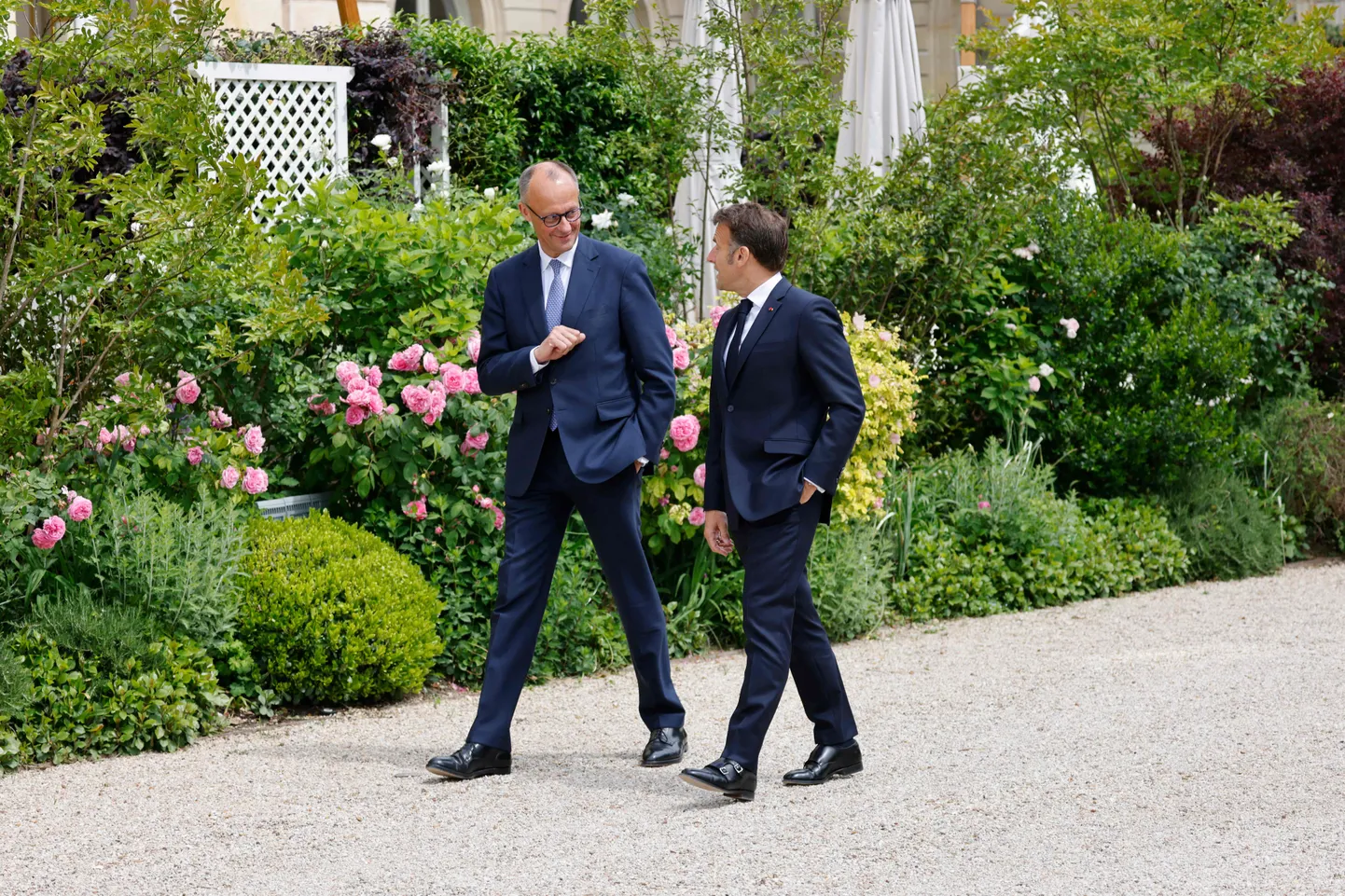 Prantsuse riigipea Emmanuel Macron võõrustas kolmapäeval Saksa uut liidukantslerit Friedrich Merzi, kes oma esimeste visiitidega Prantsusmaale ja Poolasse tugevdab niigi kindlaid sidemeid oma naabritega.
