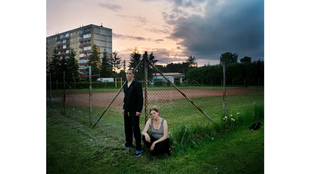 «Nõukogude ajal ei tohtinud isamaalisi laule eriti laulda, aga kui 1988. aastal algas laulev revolutsioon, olid need kõigil suus,» räägib Jaanika, kes pildil mängib koos Rudolfiga korvpalli Tartus Annelinnas. «See aitas meil iseseisvust taastada. Tänapäeval edastavad need laulud noortele arusaama, mida tähendab vabadus ja kui hea on tegelikult elada sellises väikeses riigis nagu Eesti.»