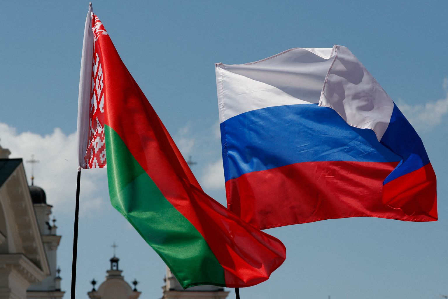 Valgevene ja Venemaa lipud.