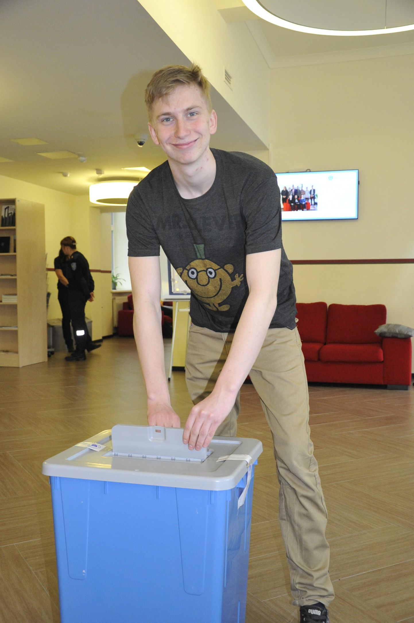 Eelmisel teisipäeval oli Jõgeva valla noortevolikogu valimiskast Jõgevamaa gümnaasiumis, kus valimistel andis oma hääle ka abiturient Janek Zarin. Valimistulemused selguvad neljapäeval.