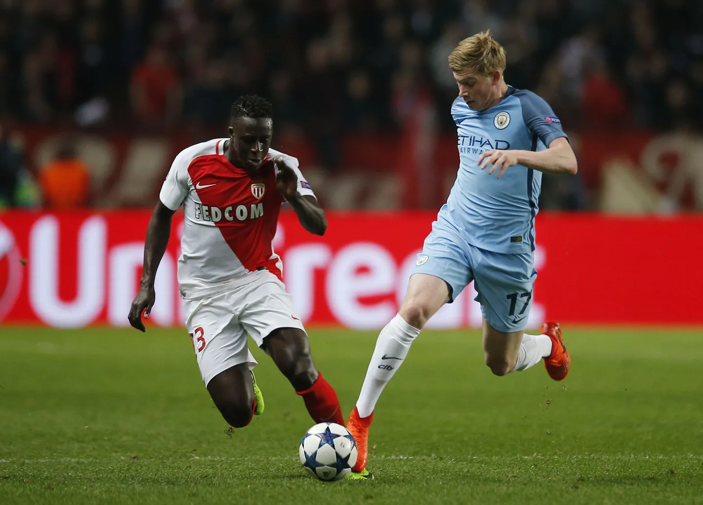 Benjamin Mendy (vasakul) AS Monaco särgis võitlemas mullu Meistrite liigas Manchester City staarmängija Kevin de Bruyne vastu.