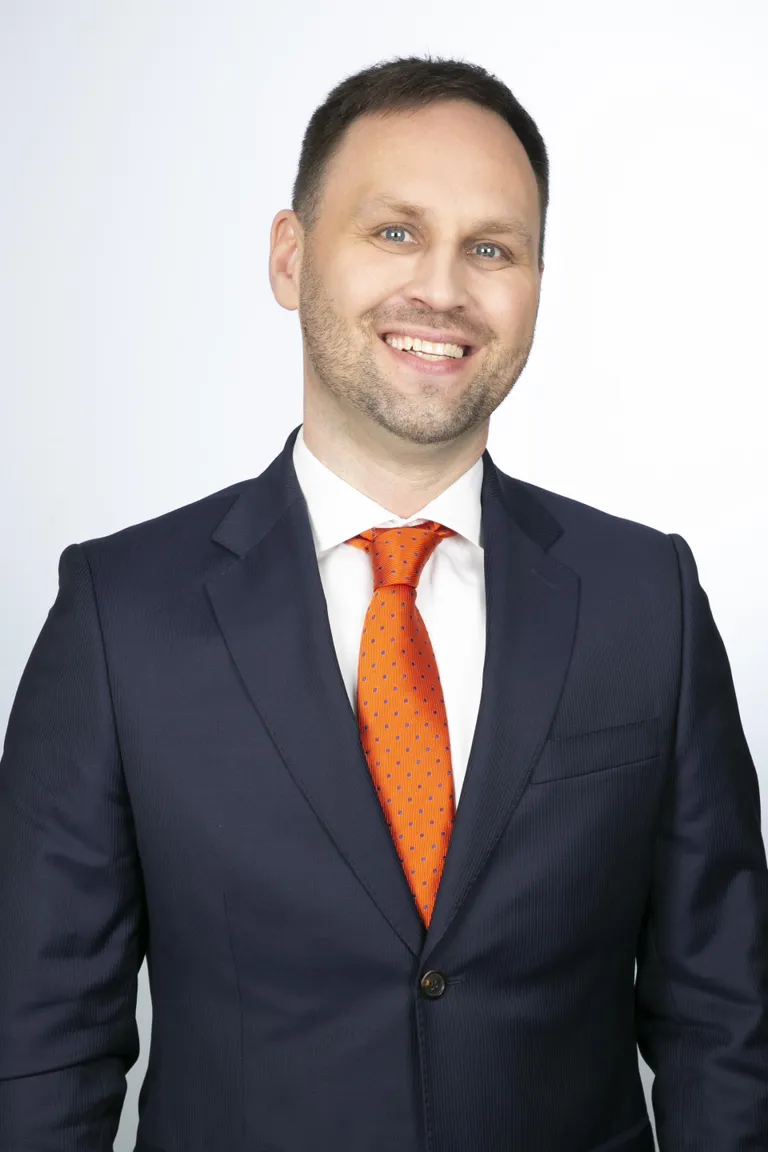 Karel Kuningas, Parempoolsed: Eestis toodetud toit on kvaliteetne sõltumata sellest, kas ta on öko või mitte. Mahetoodang on bränditoode ja nagu bränditooted ikka, on ta vajalik turu mitmekesistamiseks, aga me ei tohiks minna seda suruma toidulauale kui ainumõeldavat tootmisviisi. See kannab endas valesignaali tarbijale ja justkui alavääristab traditsioonilist toidutootmist. Unustatakse ära, et kuna mahetoodangut on tootmisühiku kohta vähem – saaki saadakse hektari kohta vähem –, siis sama koguse toodangu tootmiseks kasutatakse kõiki muid ressursse rohkem. Enamasti on selleks diislikütus. Kui nisusaak kukub 8 tonnilt hektarilt näiteks 4 tonnile hektarilt, siis põletatud diislikütuse kogus ei vähene kaks korda. See ei kuku isegi mitte kolmandiku võrra, vaid veel vähem. Selles näites tarbime me mahetoodangu näol suuremat kogust diislikütust kilogrammi jahu kohta.