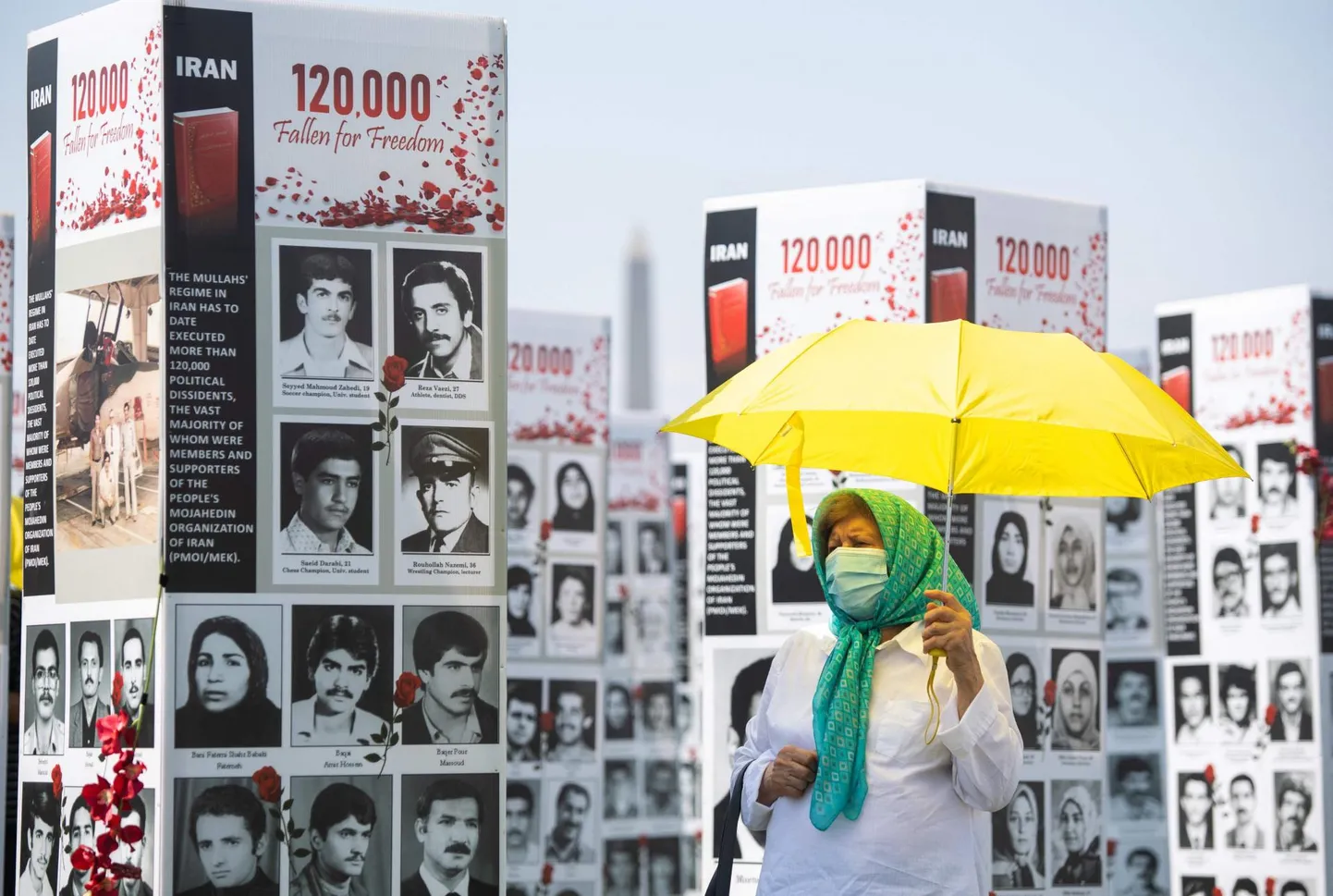 Tuhandete 1988. aastal Iraanis tapetud inimeste pildid Washingtonis. 