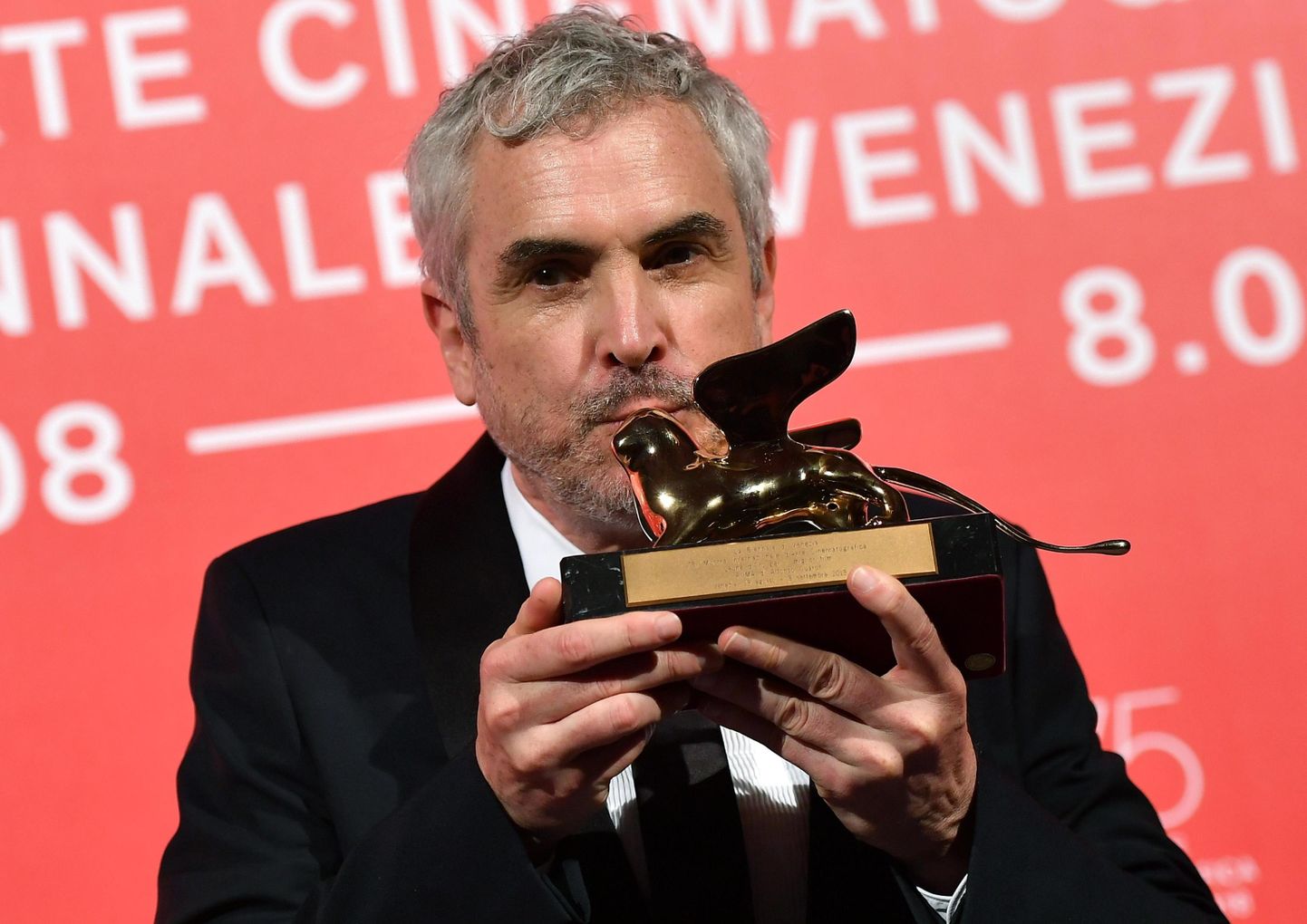 Mehhiko režissöör Alfonso Cuaron auhinda vastu võtmas.