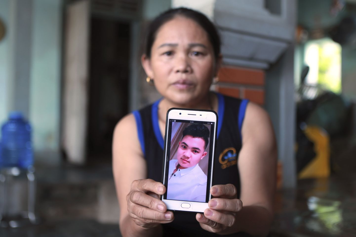Hoang Thi Ai näitab fotot oma pojast Hoang Van Tiepist, kes võis olla üks 39 Inglismaal veokist leitud surnud migrandist.