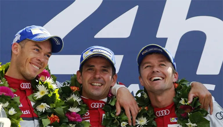 No kreisās: Andrē Loterers ar komandas biedriem Benuā Treljē un Marselu Fasleru pēc uzvaras Lemānā 