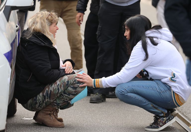 Женщина плачет после нападения в Ницце.