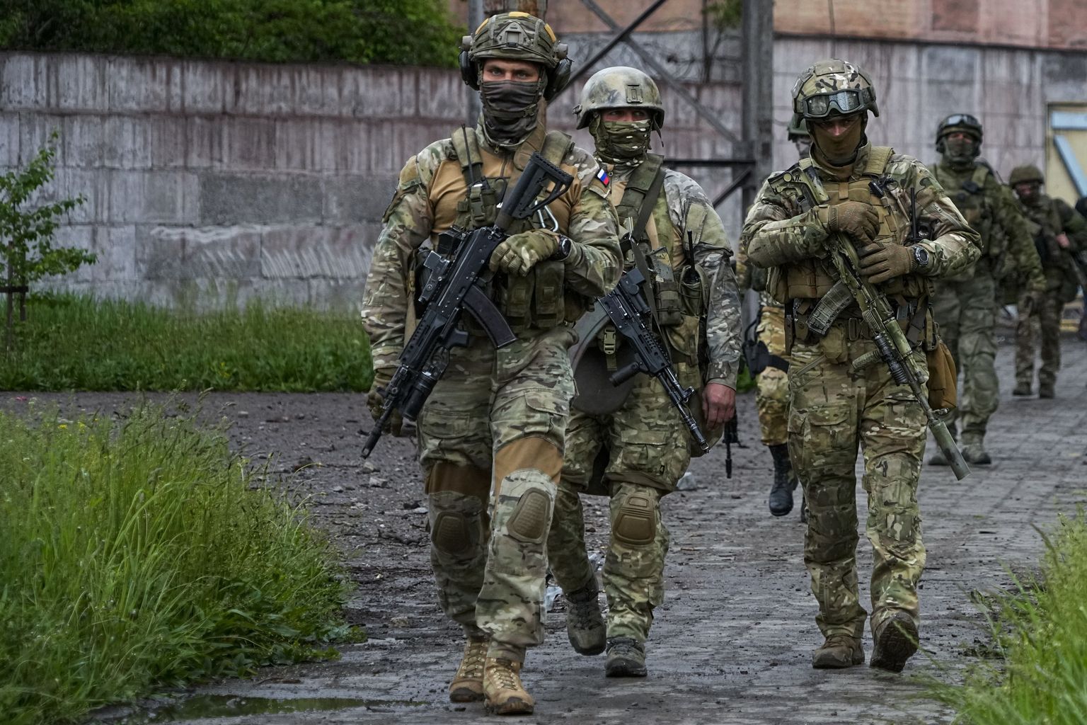 Vene sõdurid nende kätte langenud Lõuna-Ukraina linnas Mariupolis. Foto on tehtud 18. mail 2022