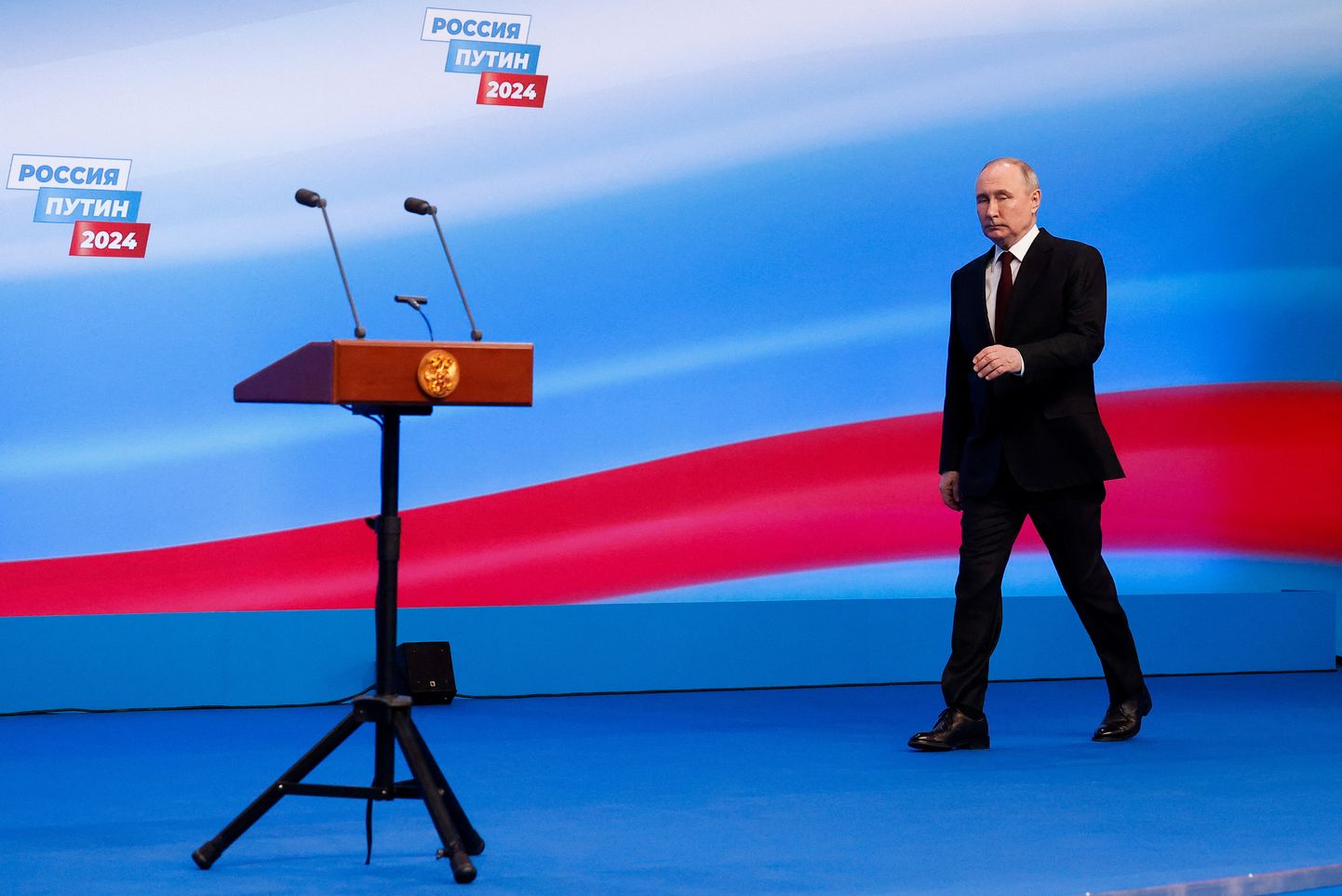 Vladimir Putin saabumas pärast valimisvõitu kõnepulti.