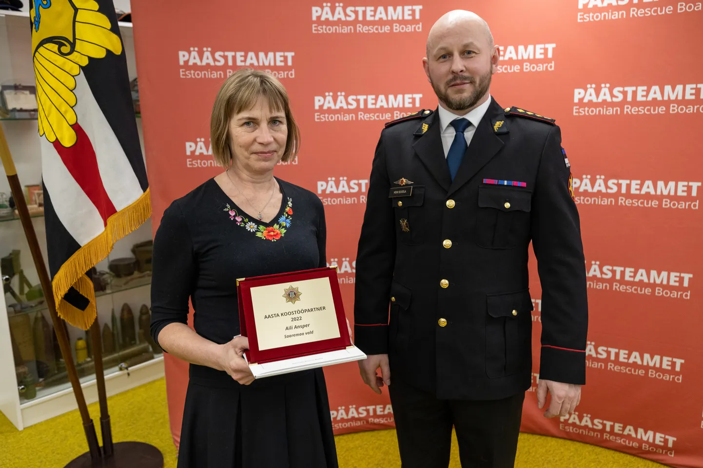 TÄNUPLAADIGA: Aasta koostööpartneri tiitli pälvinud Aili Ansper ja Lääne päästekeskuse juht Heiki Soodla.