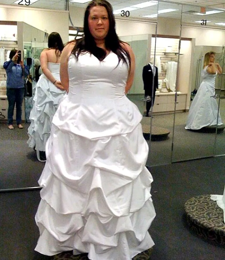 Джулия в своем свадебном платье 