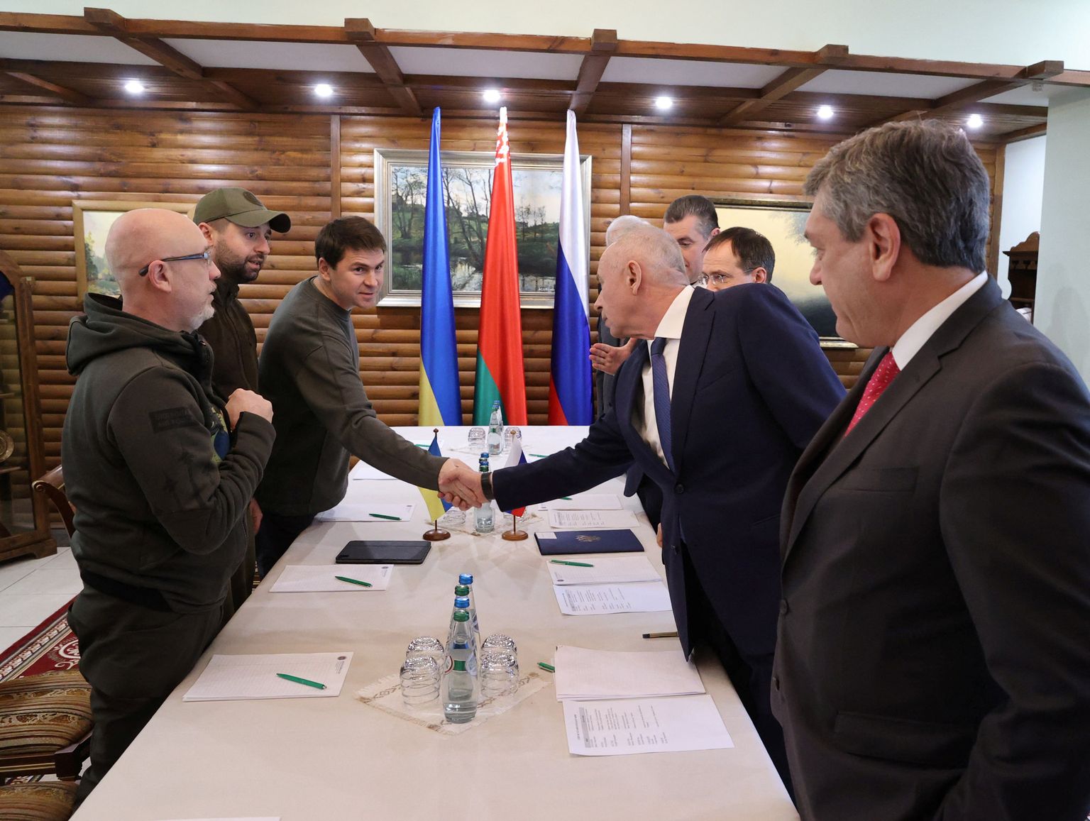 SURUVAD KÄTT: Ukraina ja Venemaa rahuläbirääkimised käivitusid juba veebruari lõpus. Seni pole vastastikustest tervitustest kaugemale jõutud. Samas jätkub aga aktiivne sõjategevus. See pilt delegatsioonide kohtumisest on tehtud 7. märtsil Valgevenes Brestis. Väikesel pildil sõjapurustused Kiievis.