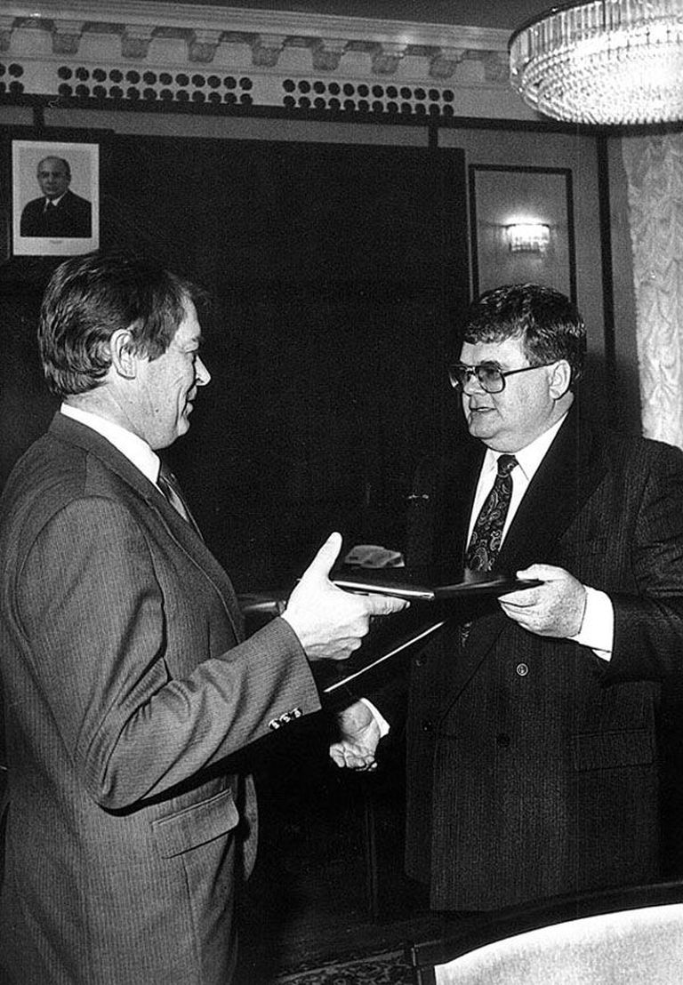 On aasta 1991. NSV Liidu KGB juht Vadim Bakatin ja Eesti peaminister Edgar Savisaar kirjutavad Moskvas alla Eesti KGB likvideerimise lepingule.