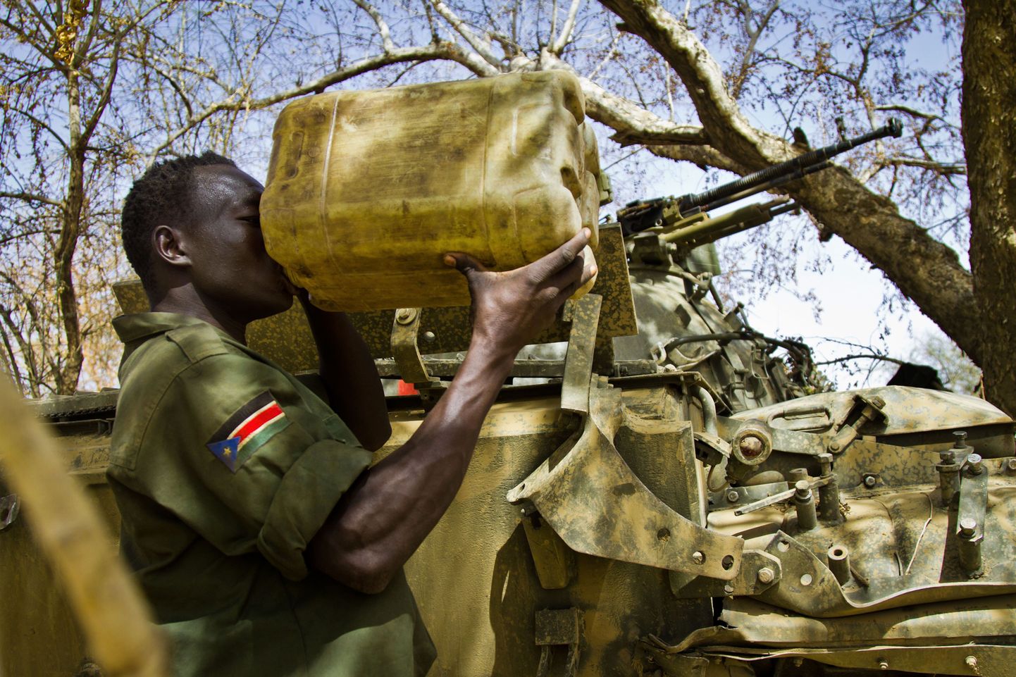 Sudaani sõdur vett rüüpamas.