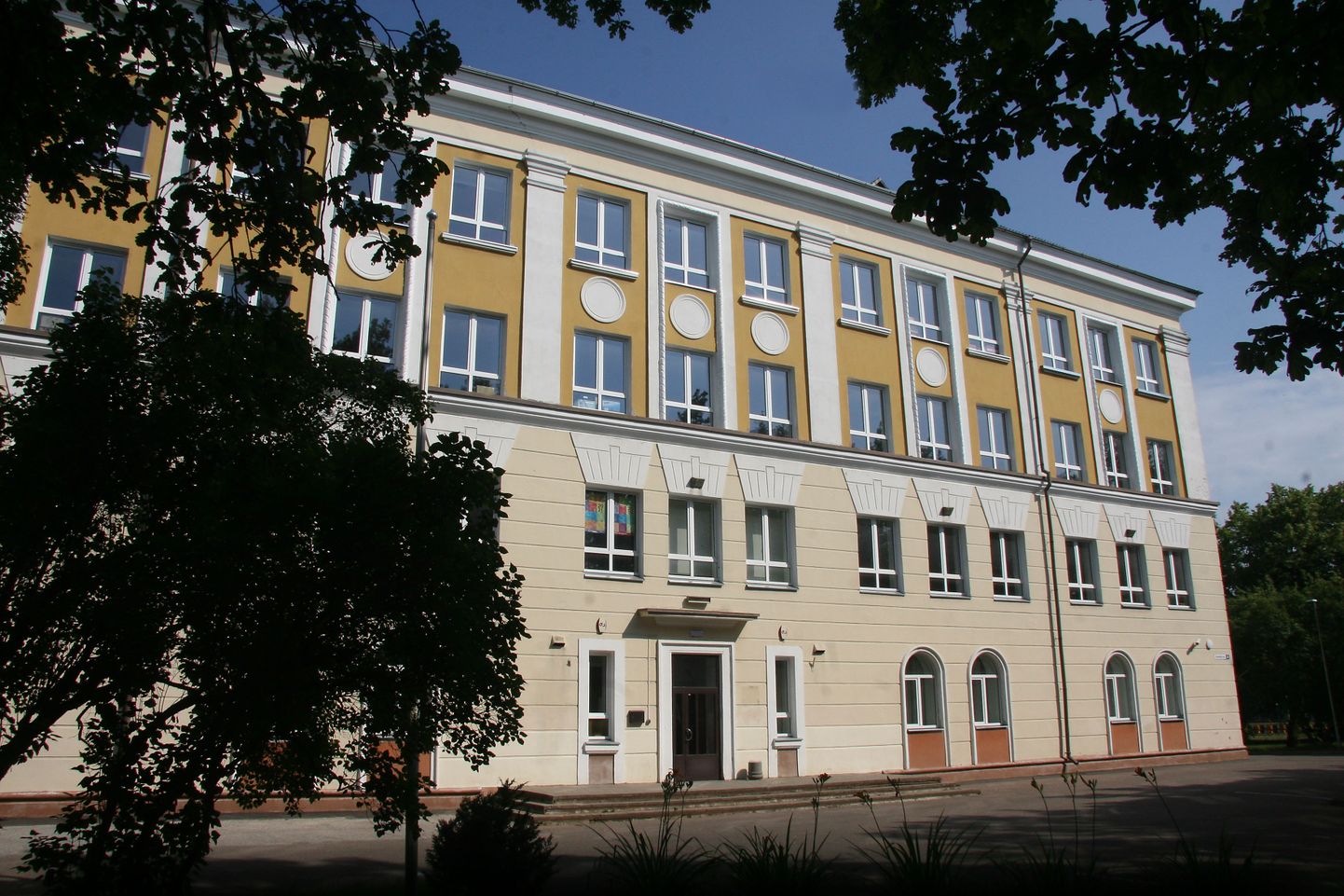 Здание бывшей Ярвеской русской гимназии .