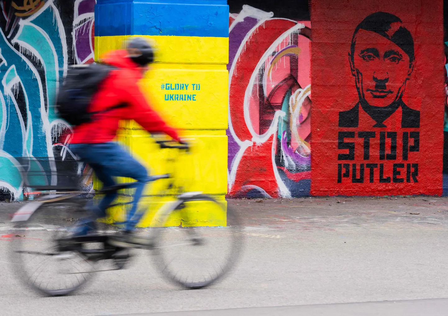 Grafiti Austria pealinnas Viinis. Vasakul «Au Ukrainale!» ja paremal «Peatage Putler». Putler on pandud kokku nimedest Putin ja Hitler
