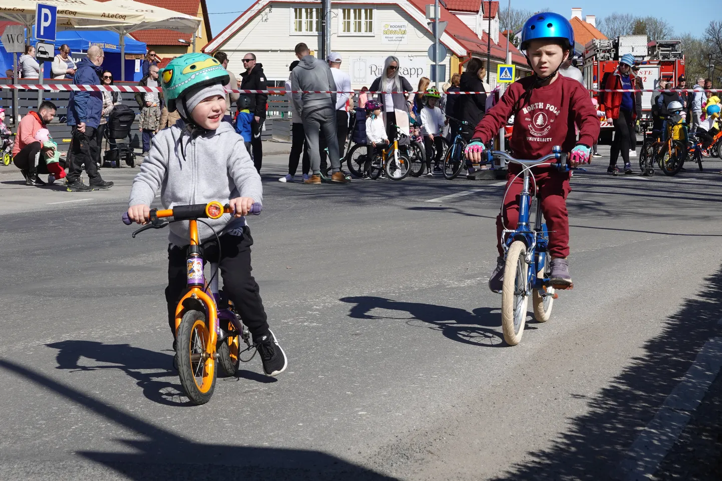 Eelkooliealiste laste rattaralli Paide keskväljakul.