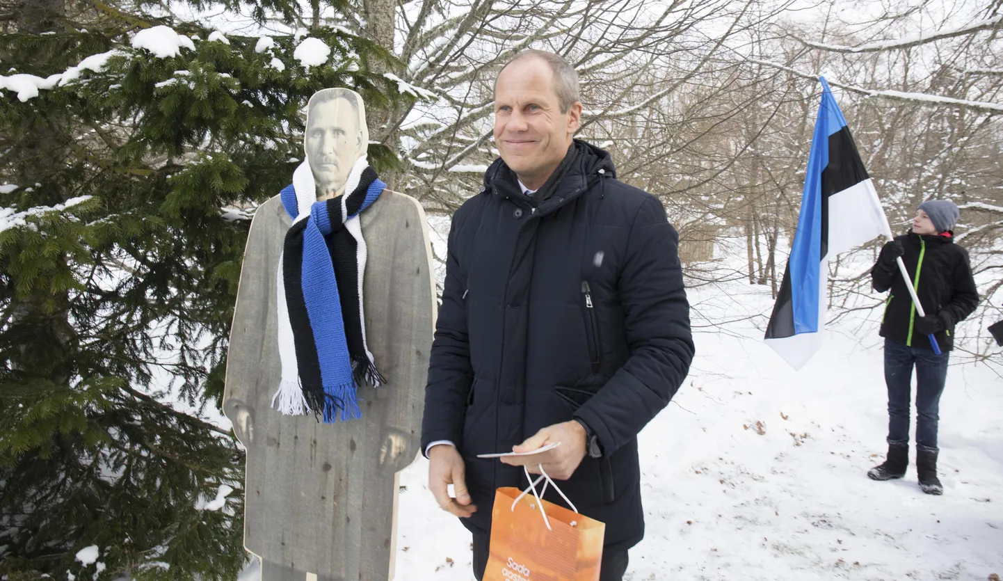 Rahandusminister Toomas Tõniste käe läbi sai salli riigimees Jüri Jaakson.