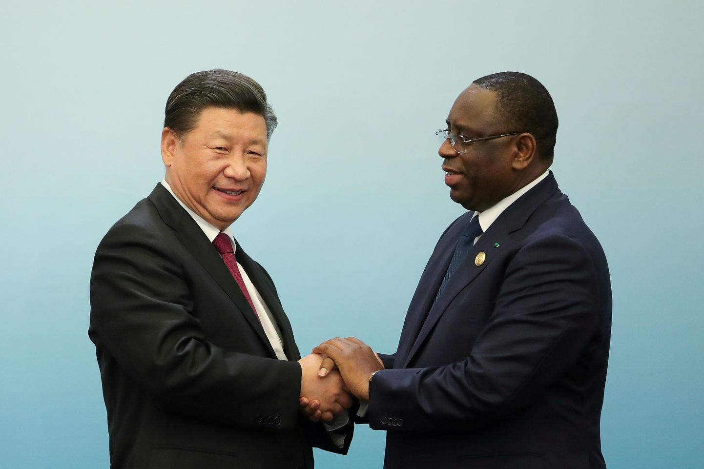 Hiina president Xi Jinping (vasakul) surumas kätt Senegali riigipea Macky Salliga.