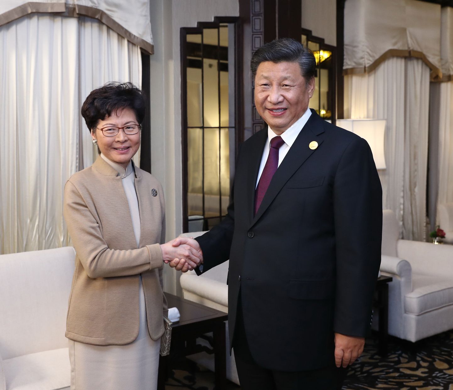 Hiina president Xi Jinping (paremal) ja Hongkongi tegevjuht Carrie Lam esmaspäeval Shanghais peetud kohtumisel.