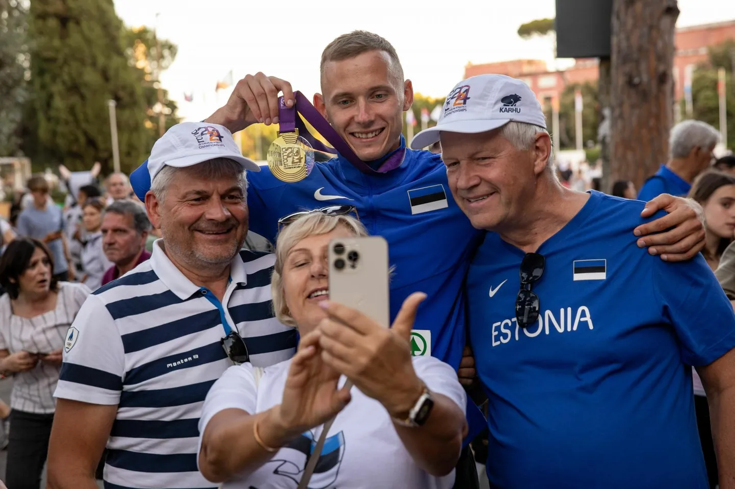 Euroopa meister Johannes Erm fännidega poseerimas.