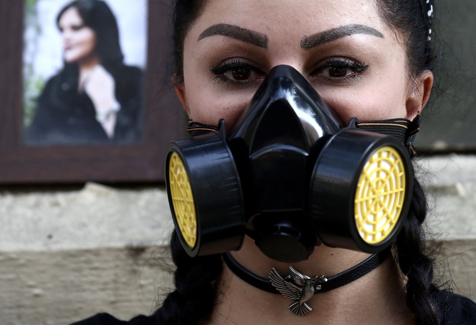 Iraanist pärit psühholoogiaüliõpilane Nikoo Azad kannab 5. märtsil Indias Bangalores toimunud protesti ajal keemilise gaasi eest kaitsvat maski. Nikoo mõistab hukka mürgised gaasirünnakud koolitüdrukute vastu. Protesti ajal polnud tegude eest veel kedagi vastutusele võetud.