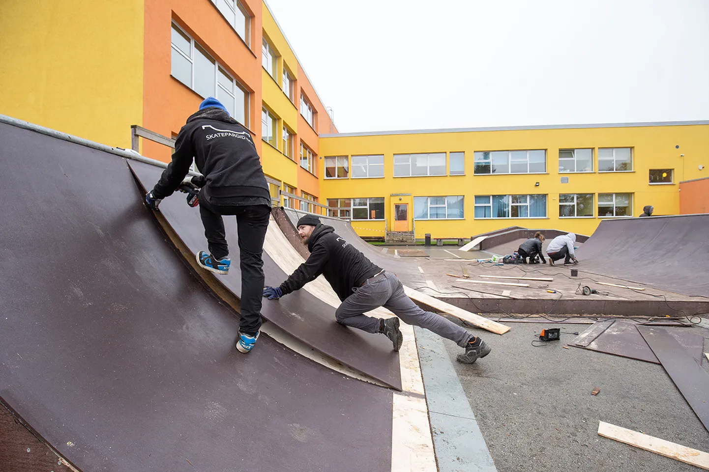 Paide rulapargi juures ei piirdunud OÜ Skatepargid üksnes aukude lappimisega, vaid tegi sellele põhjaliku remondi.