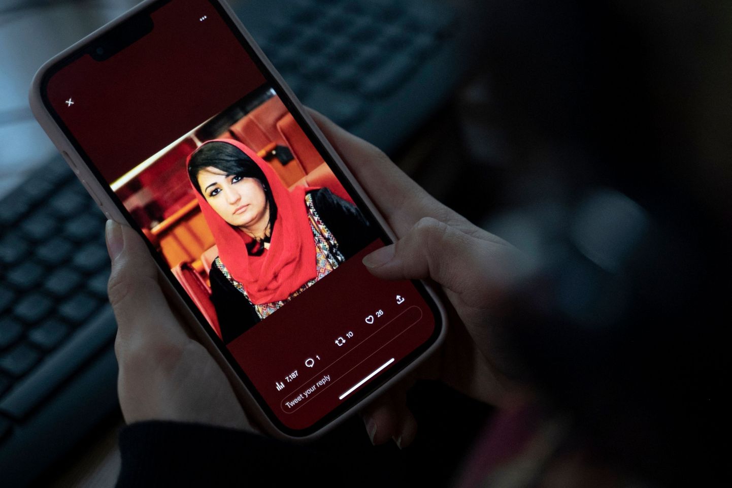 Naine vaatab eile telefonist Afganistani mõrvatud ekspoliitiku Mursal Nabizada fotot.