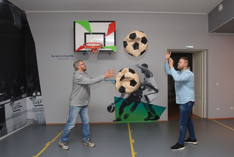 Pildil lustivad spordimuuseumi teadur Rait Männik (vasakul) ja turundusspetsialist Toomas Koitmäe korvpalliruumis.