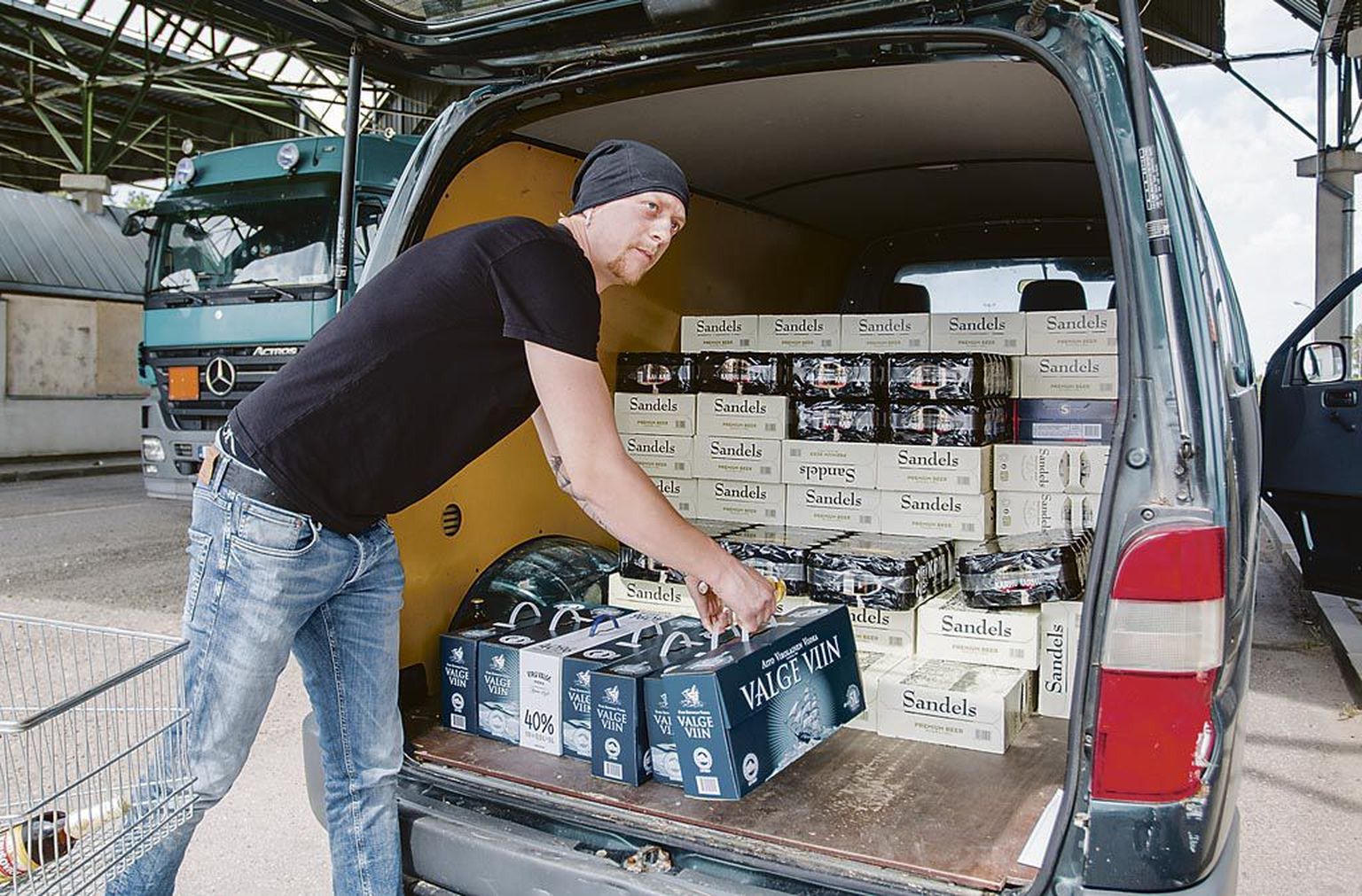 Ikla kaupluse kunded eelistavad oma lemmikmarke, näiteks Sandelsi õlut, mille hinnavahe on Eestis ja Soomes eriti suur.