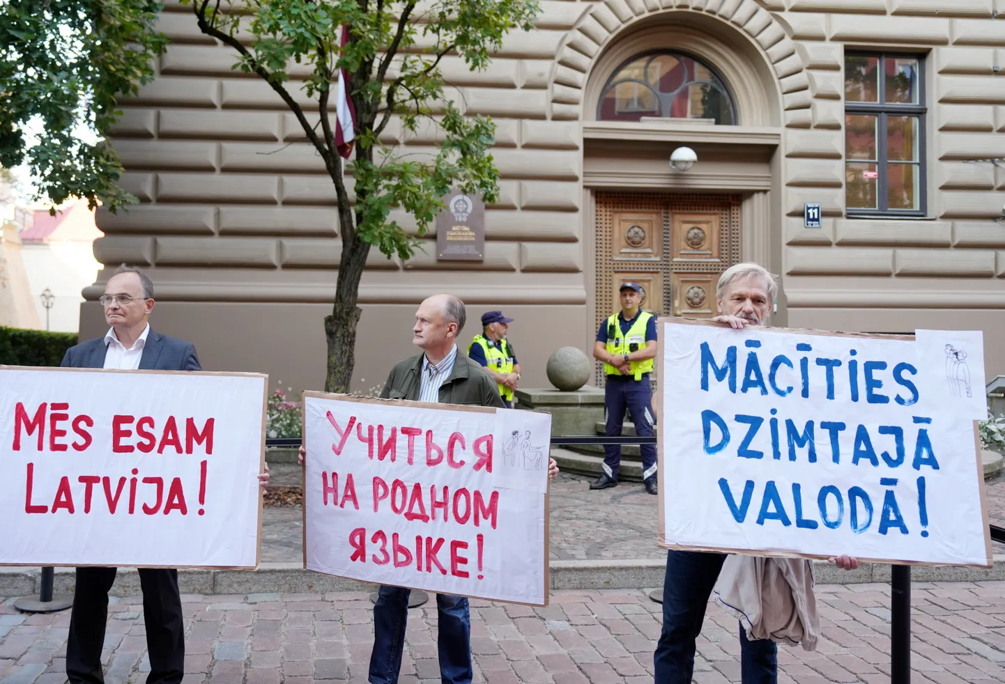 Пикет против запрета на образование на русском языке перед Сеймом.