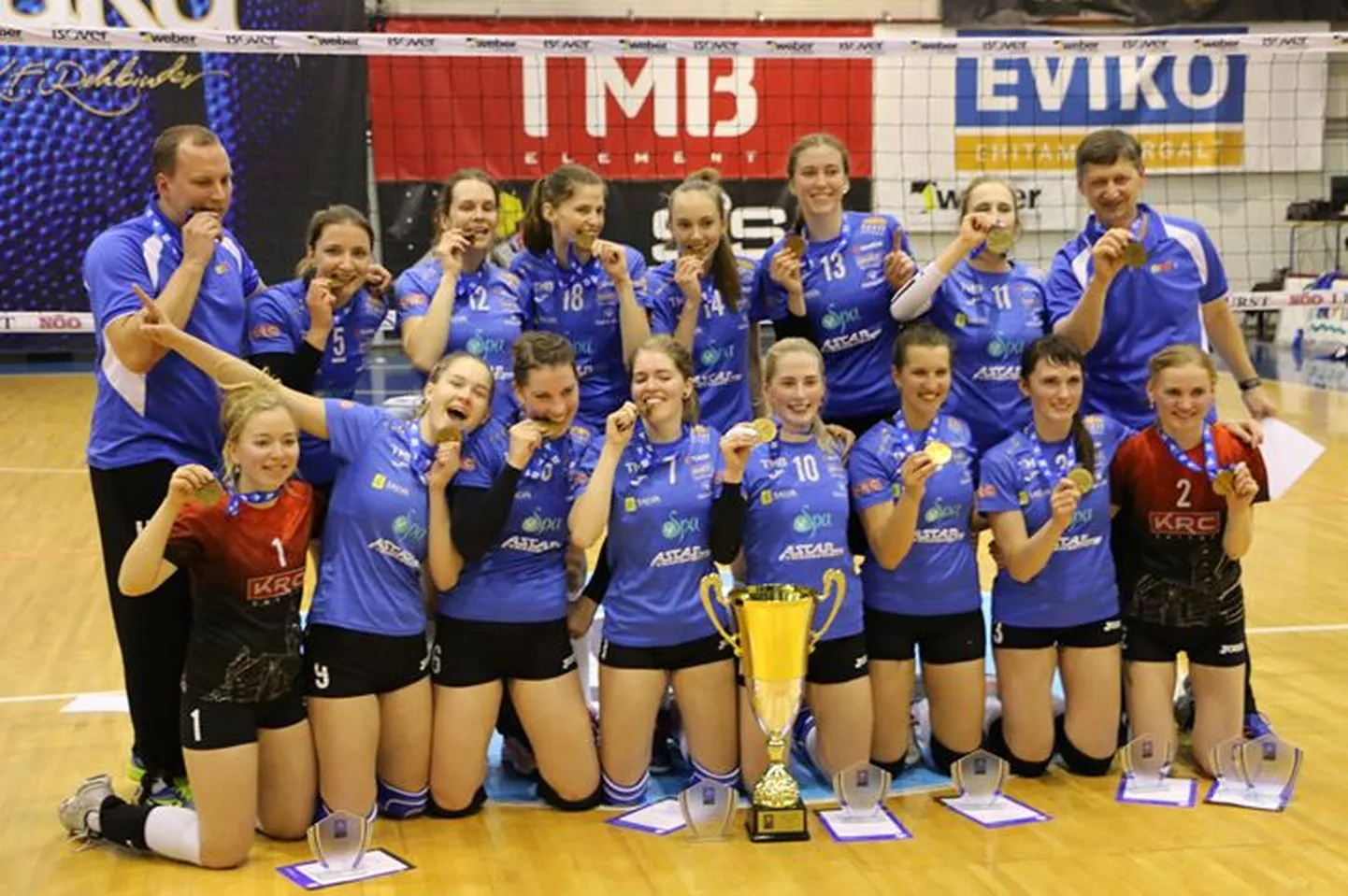 Võidukas Tartu Ülikool Eedeni korvpallinaiskond.