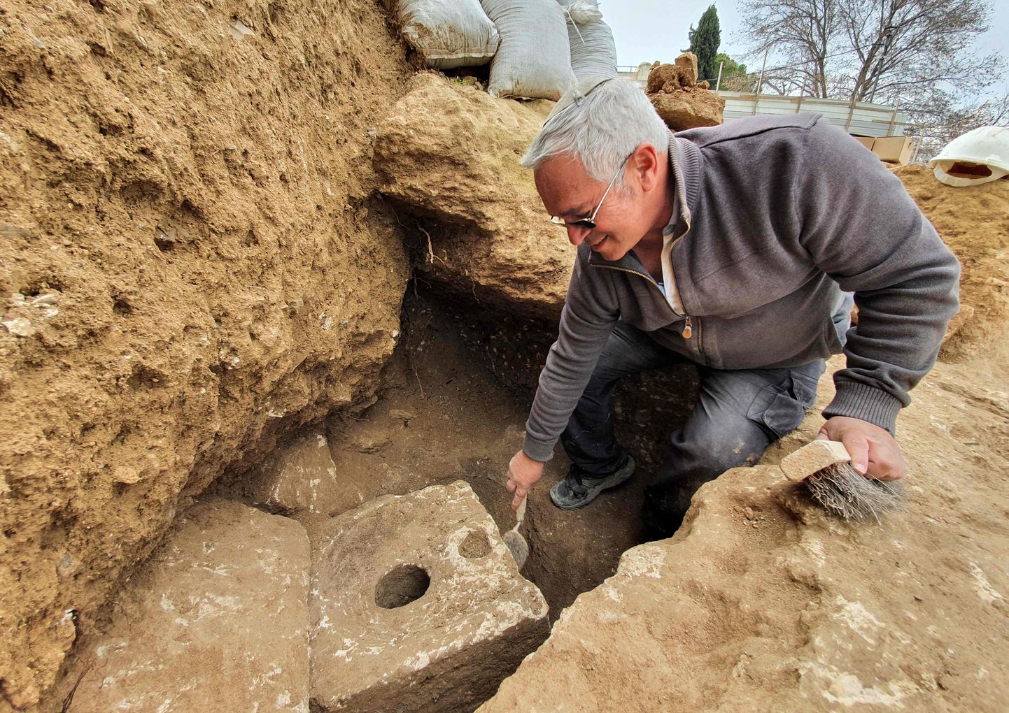 Iisraeli arheoloog Yaakov Billig näitamas 2700 aasta vanust WC-potti
