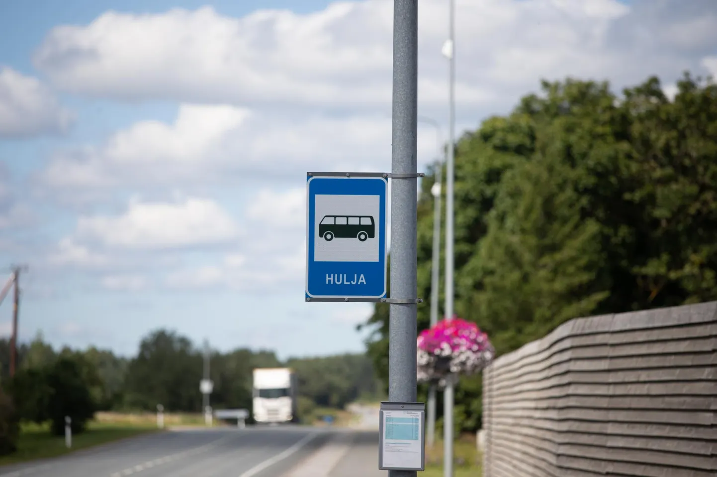 Hulja kogukond saatis Kadrina valda 119 allkirjaga pöördumise, kus oldi vastu Tõnismäe tee 2 kinnistu võõrandamisele ja sinna ehitusõiguse tekkimisele.