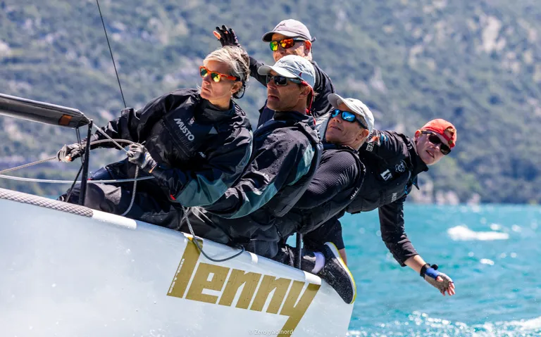 Tõnu Tõniste, Toomas Tõniste, Tammo Otsasoo, Henri Tauts ja Maiki Saaring jahil Lenny EST790 - 2020 Melges 24 Itaalia Meistrivõistluste hõbe ja parim tiim Corinthian arvestuses