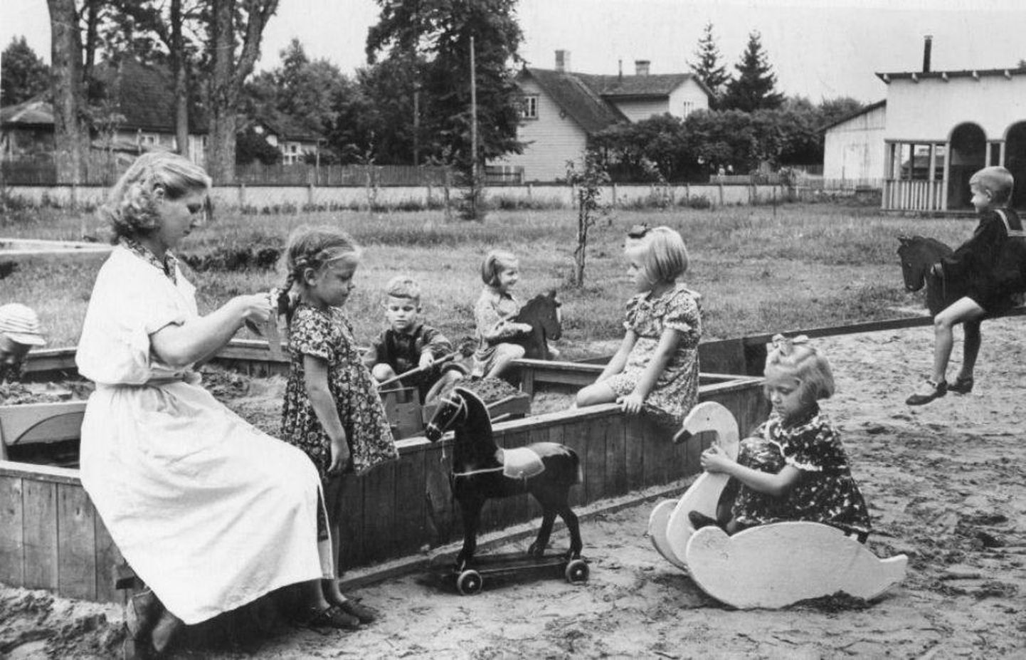Sindi lasteaia kasvataja Aino Viik mudilastega aastal 1955.