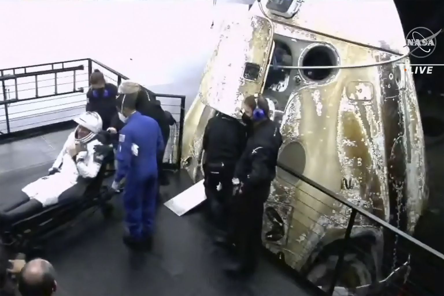 USA kosmoseagentuuri NASA astronaut Tom Marshburn väljub SpaceX Dragoni kosmosekapslist, mis 6. mai varahommikul laskus viperusteta Florida osariigi ranniku lähistel Mehhiko lahte.