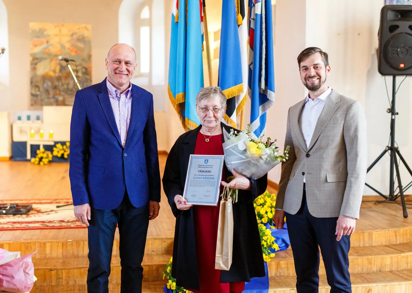 Tõrva kirik-kammersaalis korraldatud tunnustusüritusel nimetati tänavuseks valla aasta emaks Elena Kõverik. Tunnustuse andsid üle Tõrva vallavanem Maido Ruusmann (paremal) ning valla haridus- ja kultuurikomisjoni esimees Indrek Valner.