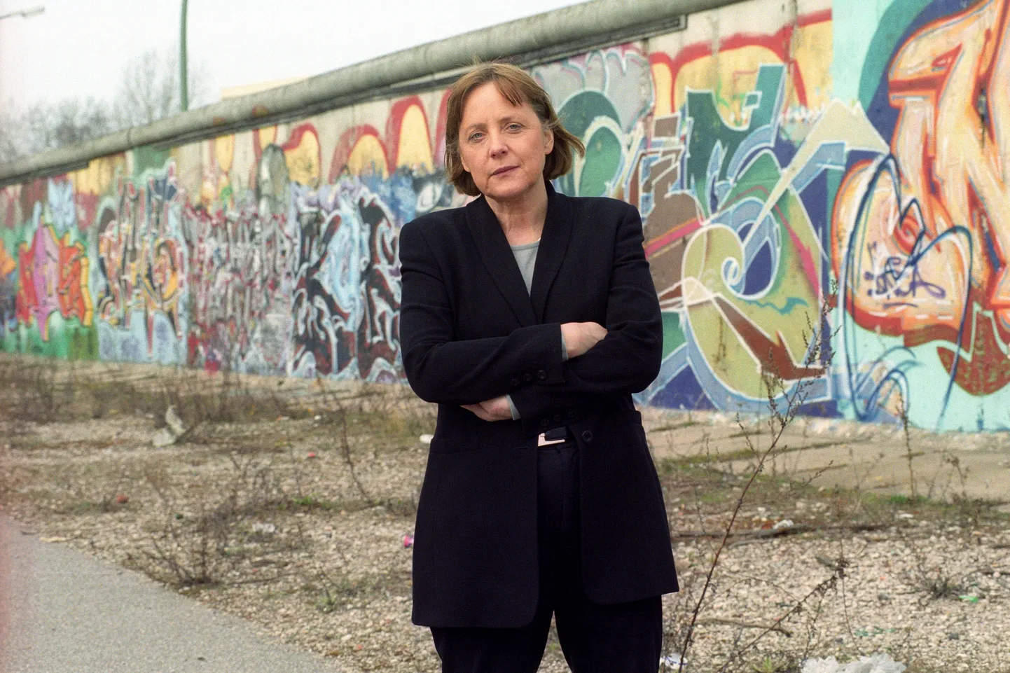 Angela Merkel Berliini müüri juures.