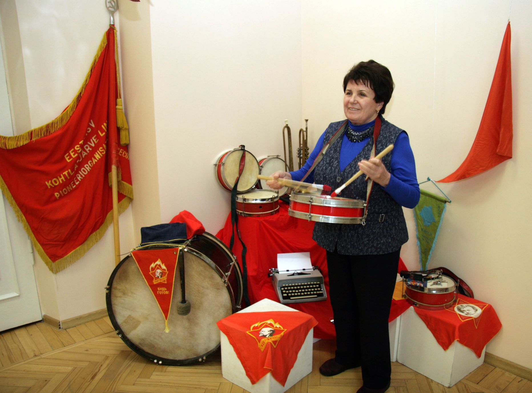 Анна Рентик в 2016 году на выставке, посвященной 60-летию Дома творчества школьников: в советское время он носил название Дом пионеров, атрибуты того времени теперь музейные экспонаты.