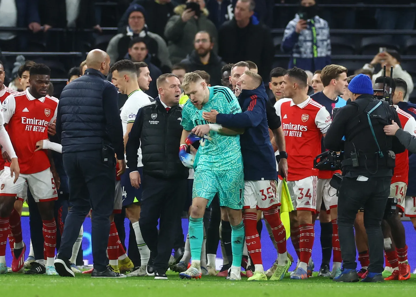 Tottenhami ja Londoni Arsenali mäng sai tulise lõpu.