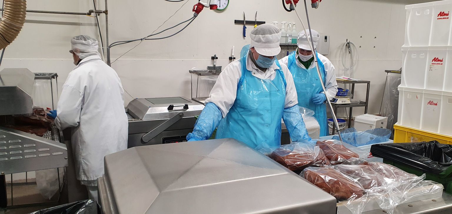 TÖÖ KÄIB: Tootmine jätkub Saaremaa Lihatööstuses samasuguse hooga ja olukord tööstuses on rahulik.