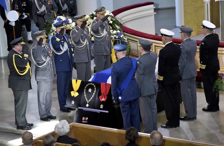 Sõjaväelased Soome president Mauno Koivisto kirstu juures au andmas